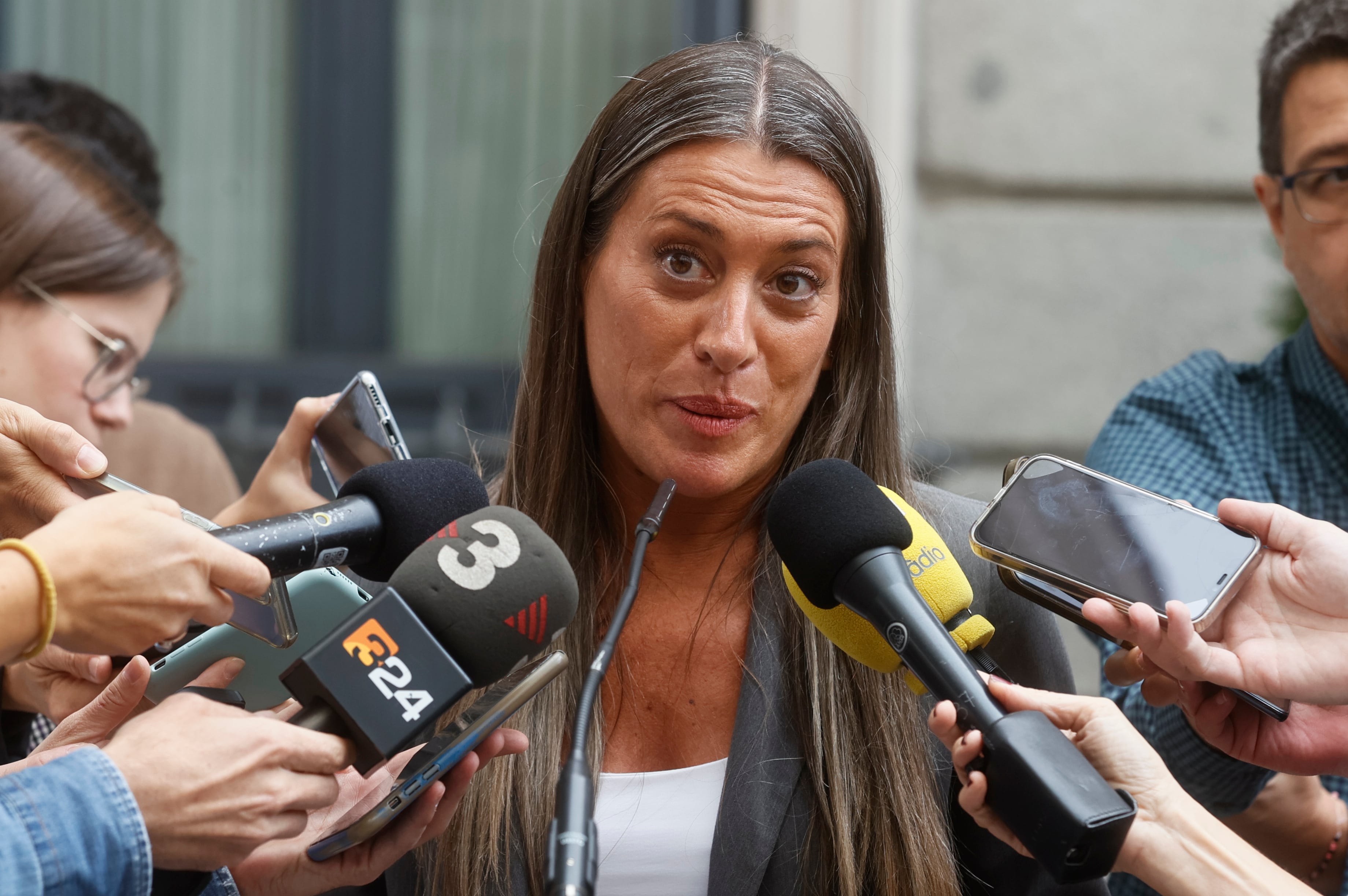 La portavoz de Junts Per Catalunya, Miriam Nogueras, realiza declaraciones ante las puertas del Congreso de los Diputados en Madrid, este martes. EFE/ Fernando Alvarado