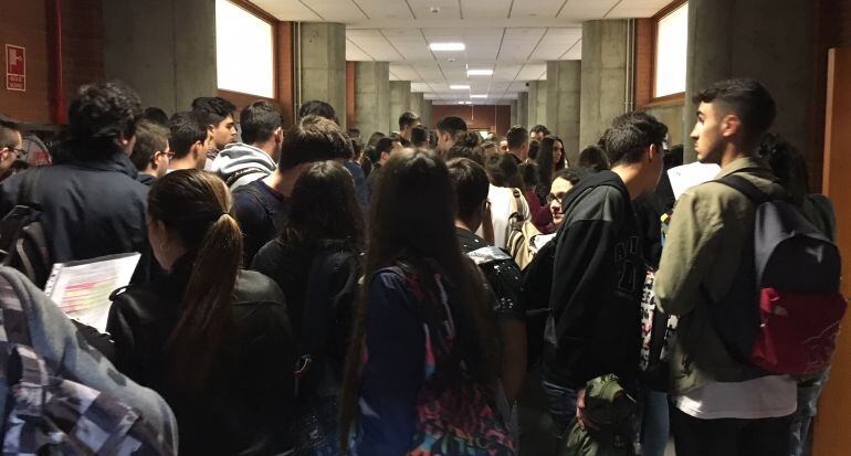 Los estudiantes esperan para entrar a realizar la prueba de Historia de España