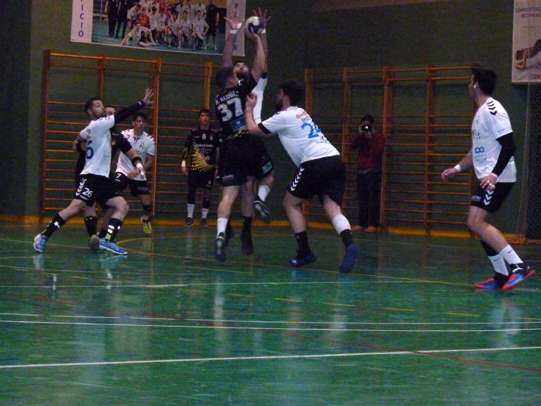 El Bm. Elda - C.E.E. está a un paso de jugar por el ascenso