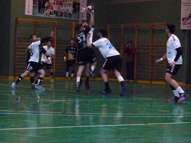 El Bm. Elda - C.E.E. está a un paso de jugar por el ascenso