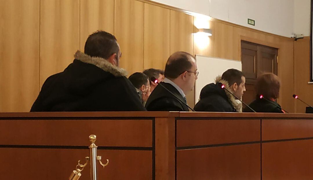 Los acusados, en el banquillo de la Audiencia Provincial