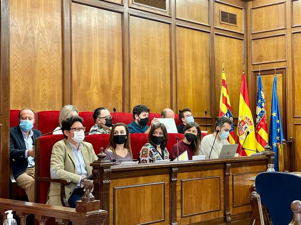 El portavoz del PP, Quique Ruiz, junto a la edil Lirios García, a la izquierda de la imagen en un pleno municipal