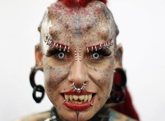 La estrella mexicana María José Cristerna, conocida como la &#039;Mujer Vampiro&#039; posa durante una exposición de tatuajes en Caracas