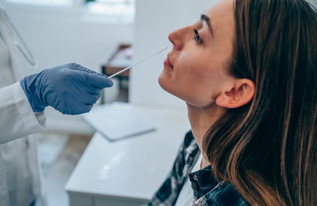 Una mujer se somete a una prueba de COVID-19.