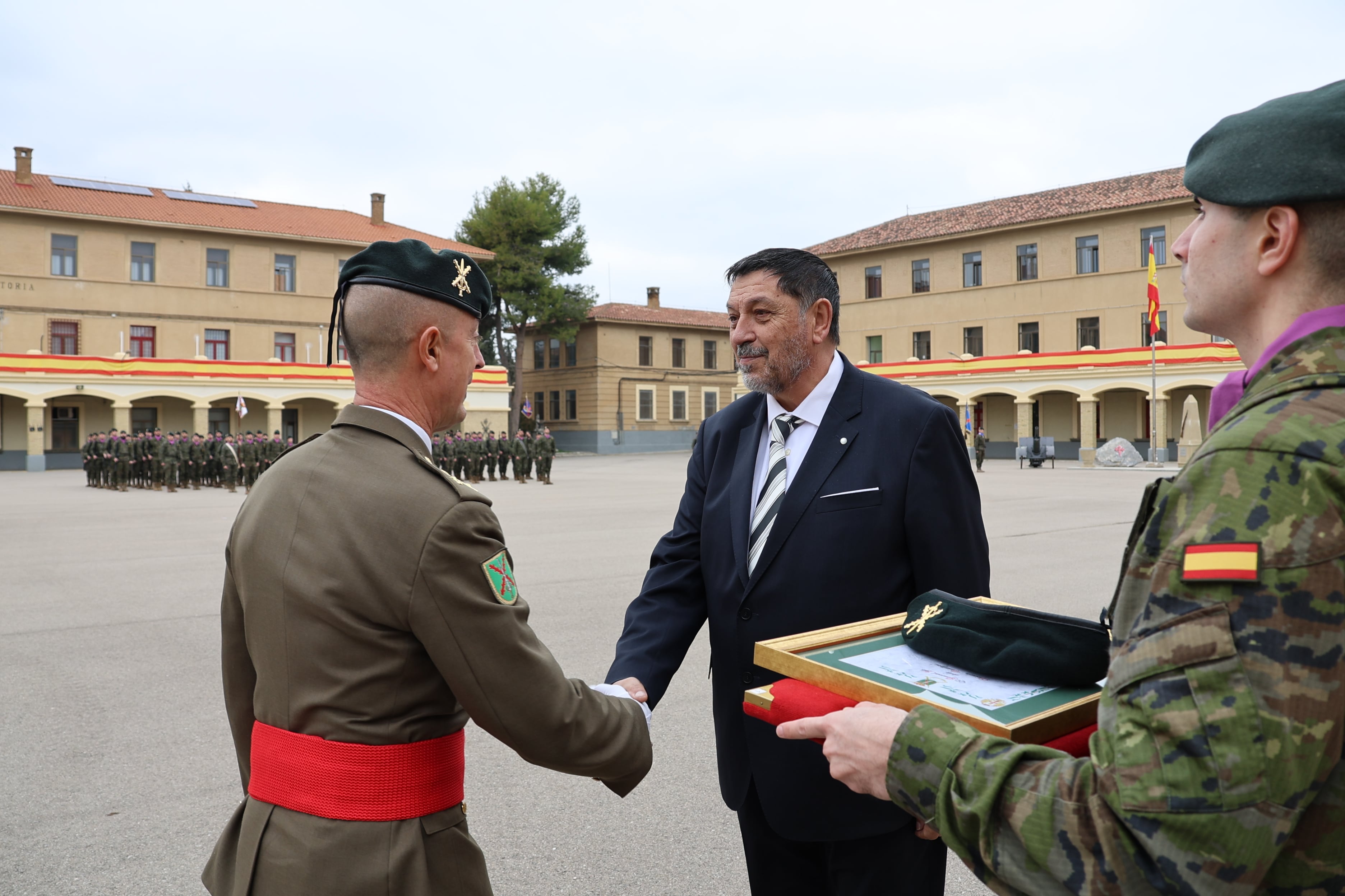 Ernesto Escar Monaj, jefe de Protocolo del Ayuntamiento de Huesca, recogiendo el reconocimiento