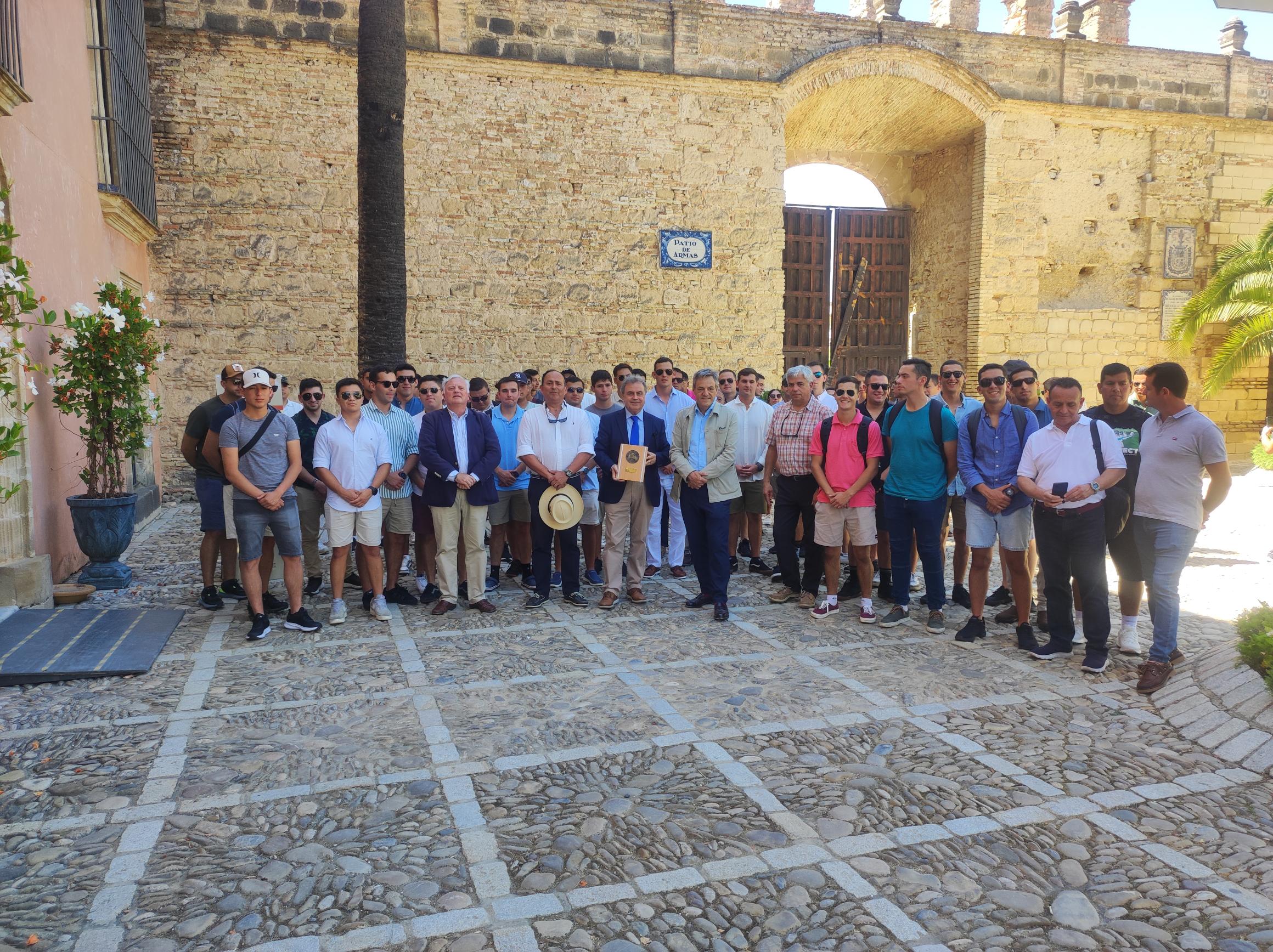 El teniente de Alcaldesa, Antonio Real, junto a la tripulación del buque escuela chileno ‘Esmeralda’