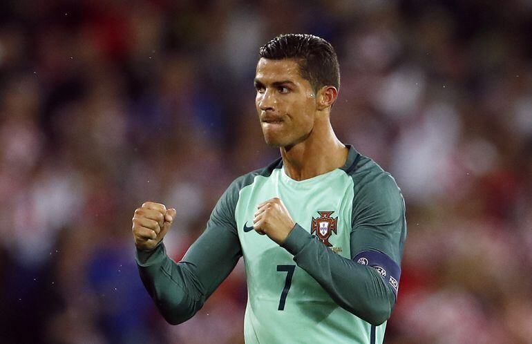 Cristiano celebra el pase a cuartos de Portugal