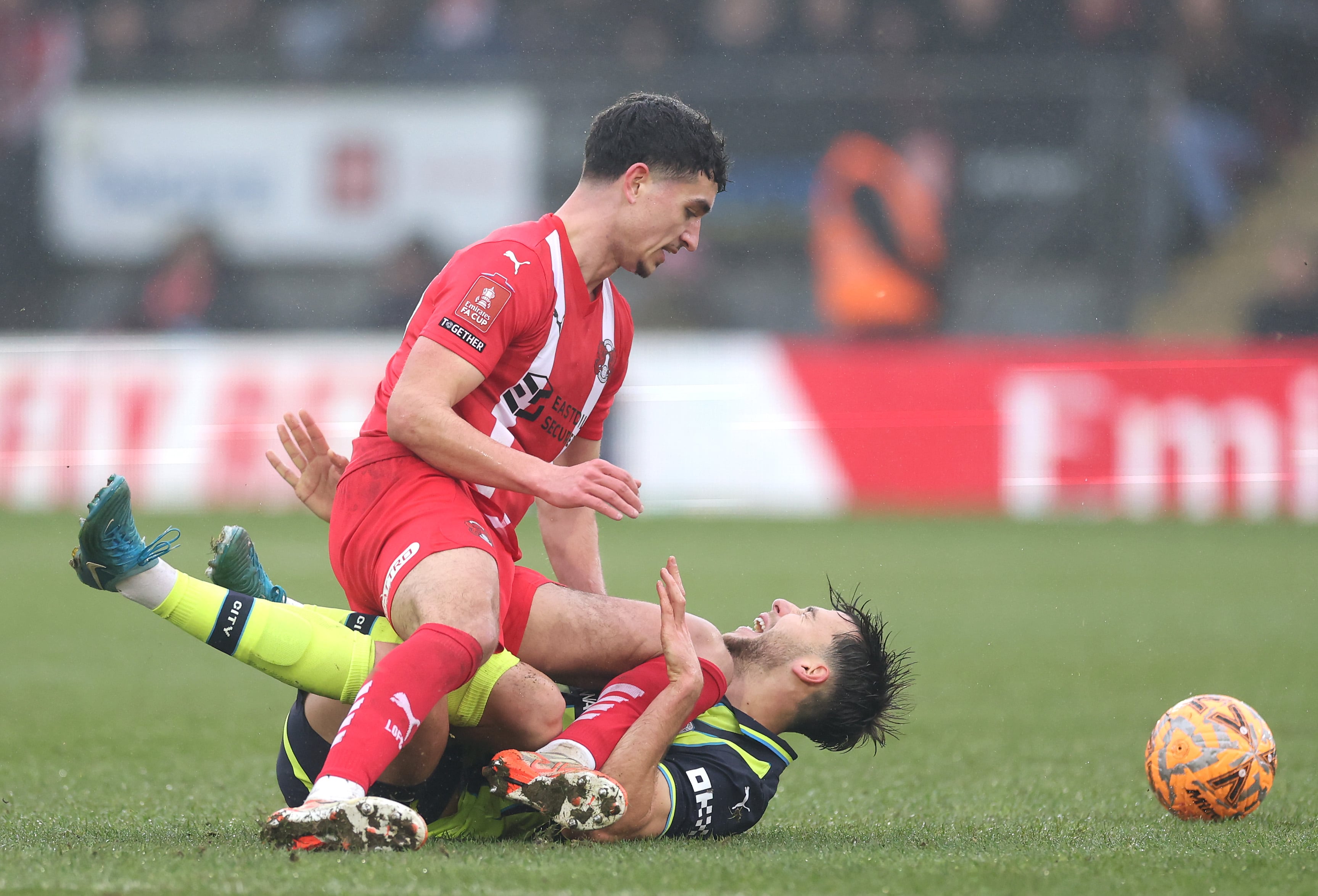 Nico González cae lesionado en su debut con el Manchester City