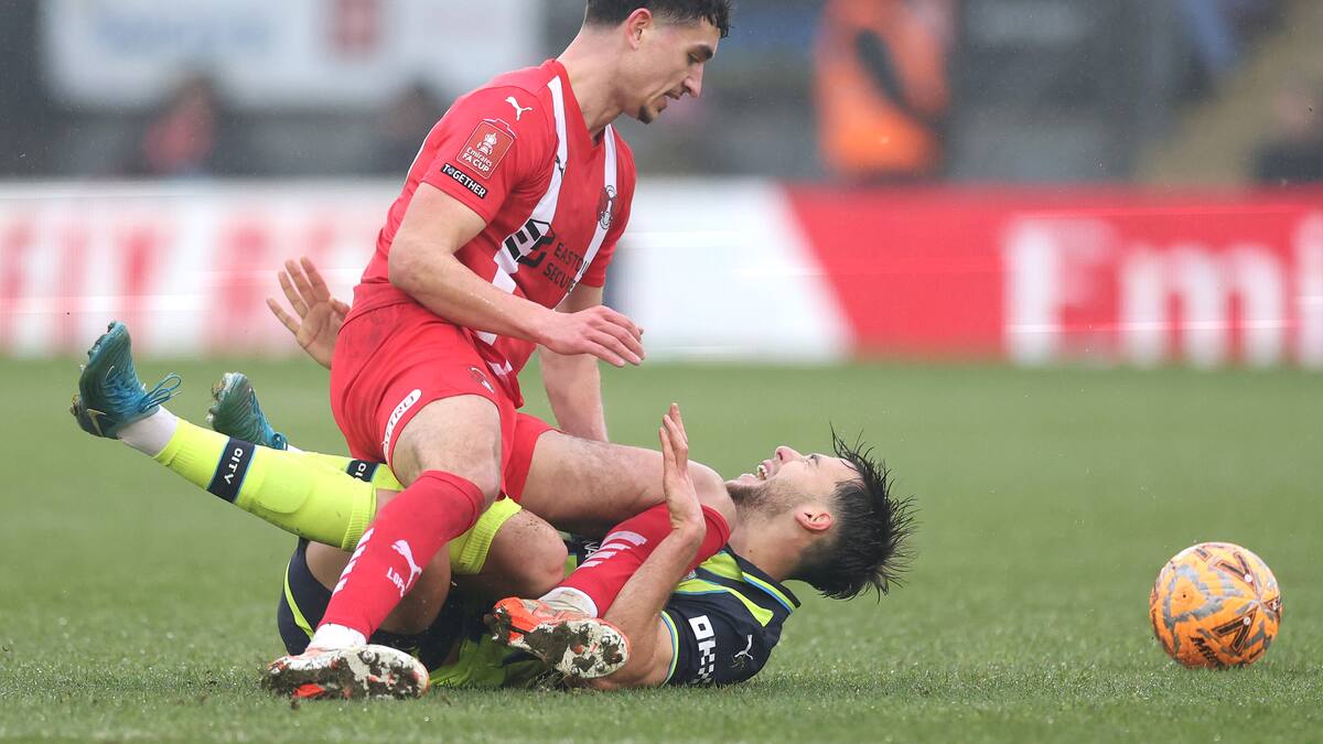 ¡Pérdida, gol en contra y lesión antes del Real Madrid! Debut para olvidar de Nico González y el Manchester City vuelve a clamar contra su mal fario