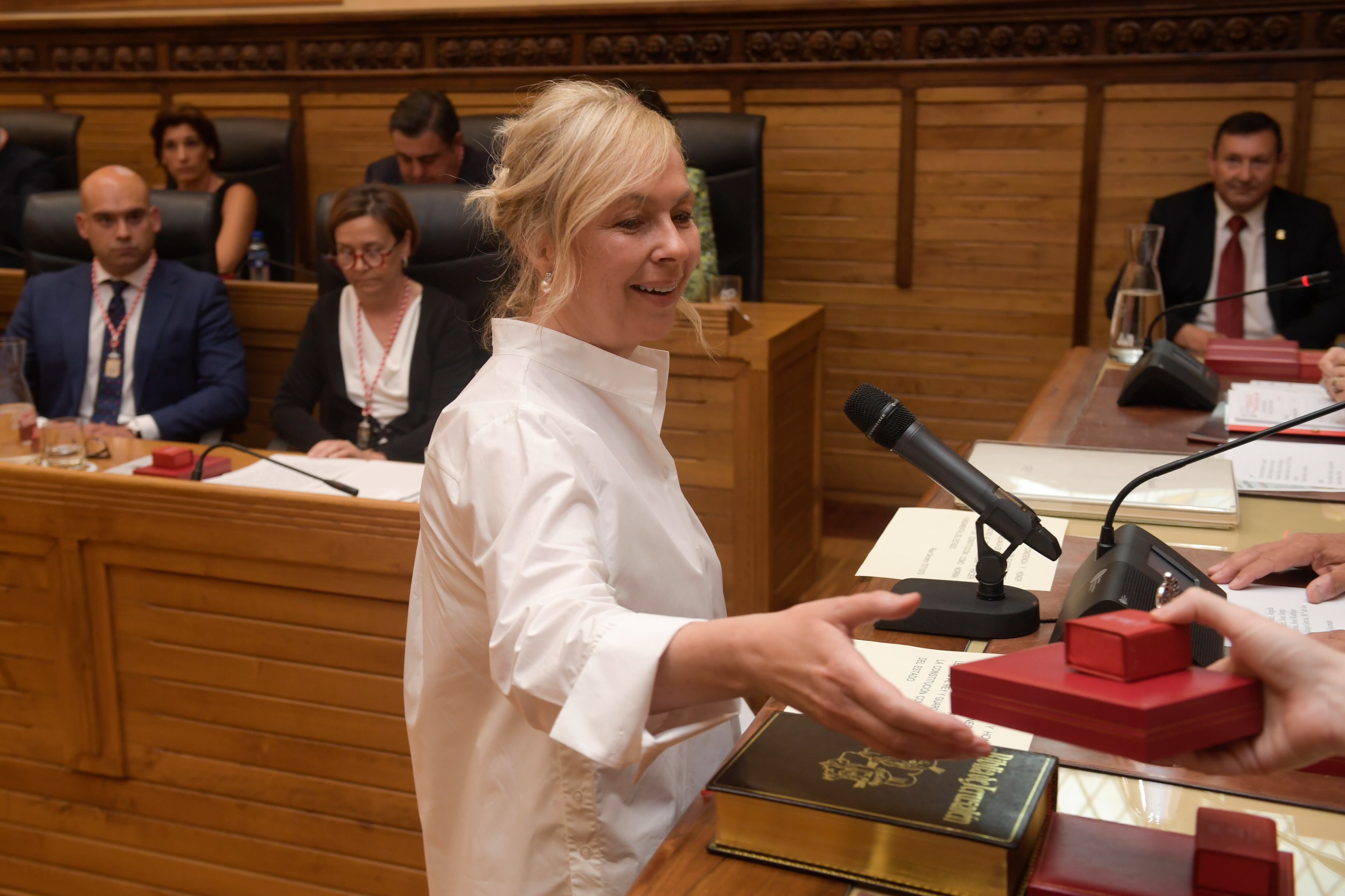 La concejala de Vox Sara Álvarez durante la jura de su cargo en el pleno del pasado sábado.