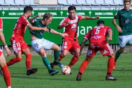 Nesptral (8), Acosta (5) y Salinas (12) presionan al jugador del Ferrol en un lance del primer partido