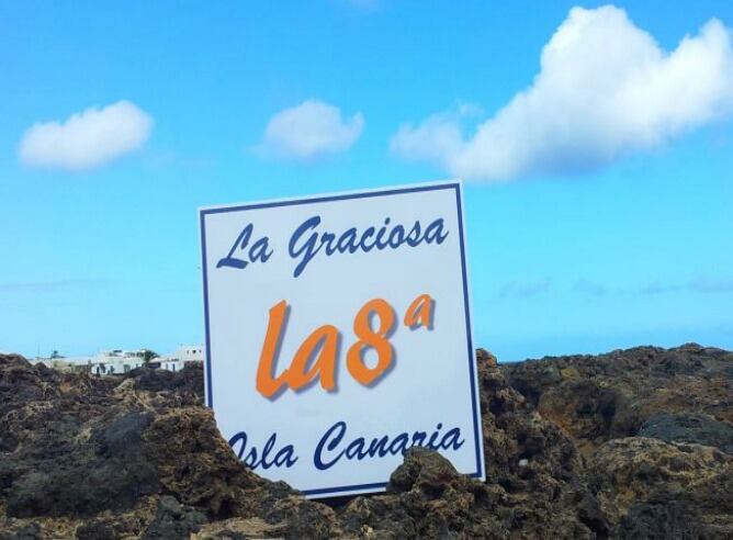 Isla de La Graciosa y cartela reivindicativo