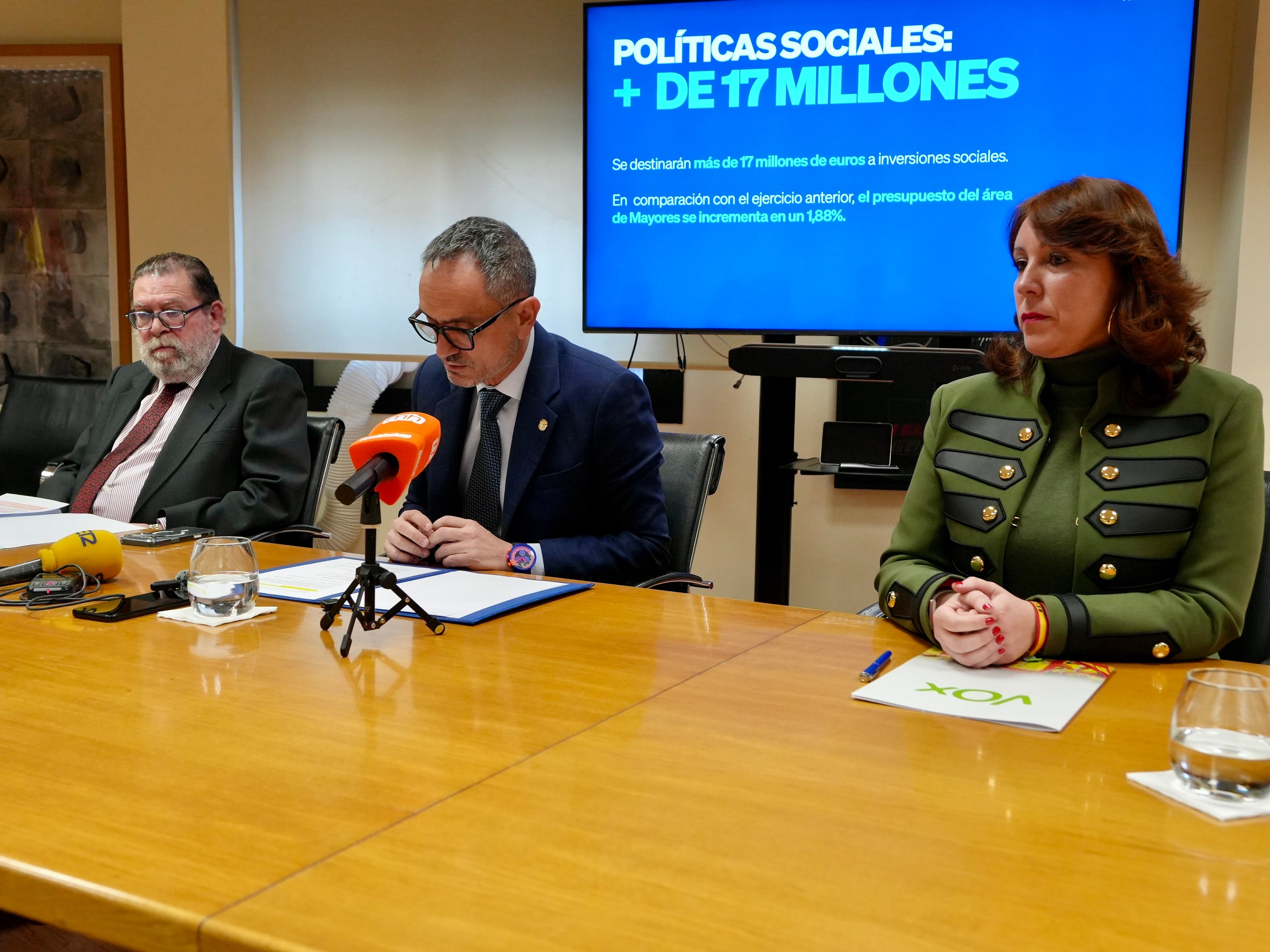 El alcalde de Móstoles, Manuel Bautista, junto al concejal de Hacienda, Alberto Rodríguez de Rivera y la portavoz de Vox, Nieva Machín, durante la rueda de prensa de presentación de los presupuestos