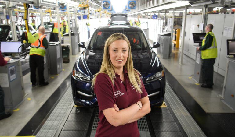 Claire Noonan, en su puesto de trabajo en la fábrica de Jaguar Land Rover factory de Solihull, Inglaterra.