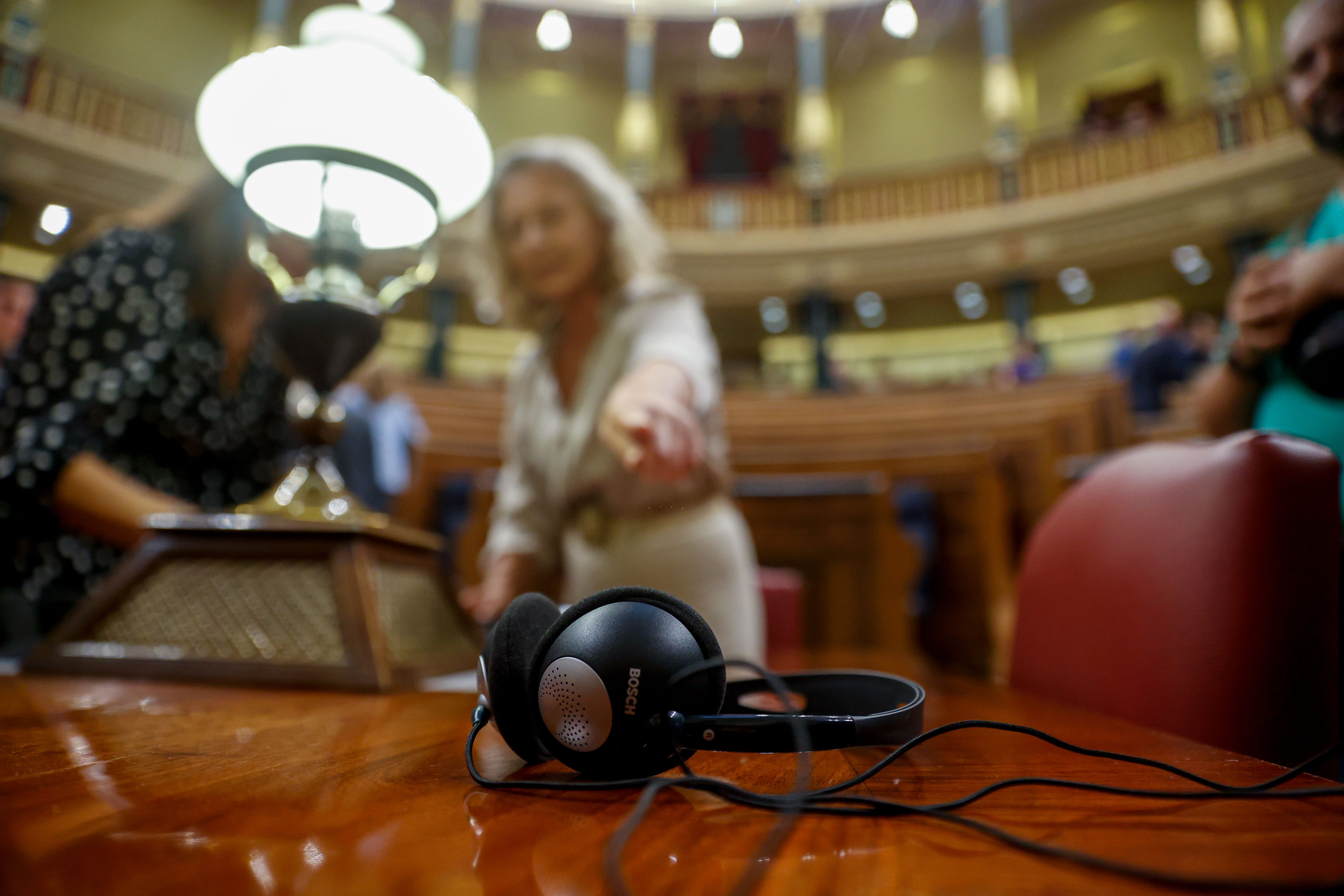 MADRID, 19/09/2023.- Detalle de unos los auriculares de traducción en el hemiciclo, este martes.  El Congreso de los Diputados estrena este martes el uso de las lenguas cooficiales durante los plenos, en los que por primera vez se podrán escuchar con traducción simultánea las intervenciones que hagan los diputados en catalán, vasco y gallego. EFE/ Juan Carlos Hidalgo
