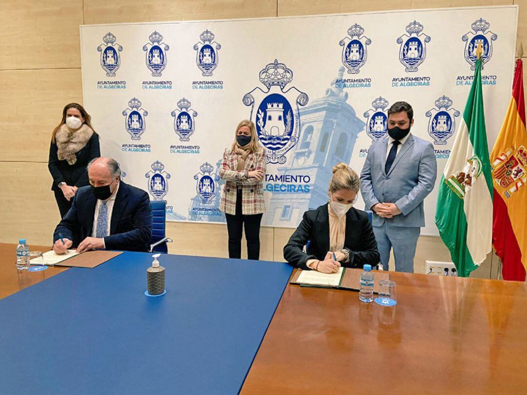 Un momento de la firma.