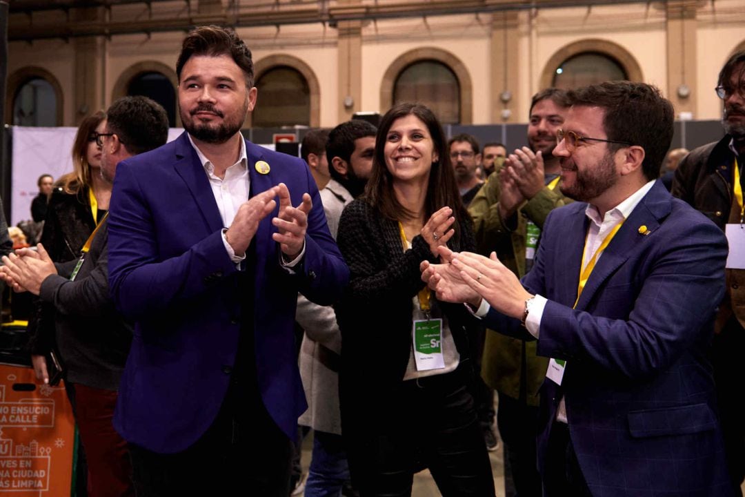 Gabriel Rufián celebra els resultats electorals juntament amb Marta Vilalta i Pere Aragonés