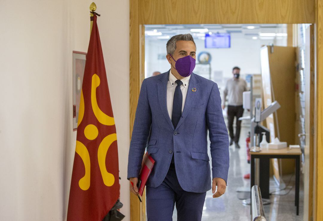 El vicepresidente y portavoz del gobierno de Cantabria, Pablo Zuloaga dirigiendose a informar de los acuerdos de gobierno.