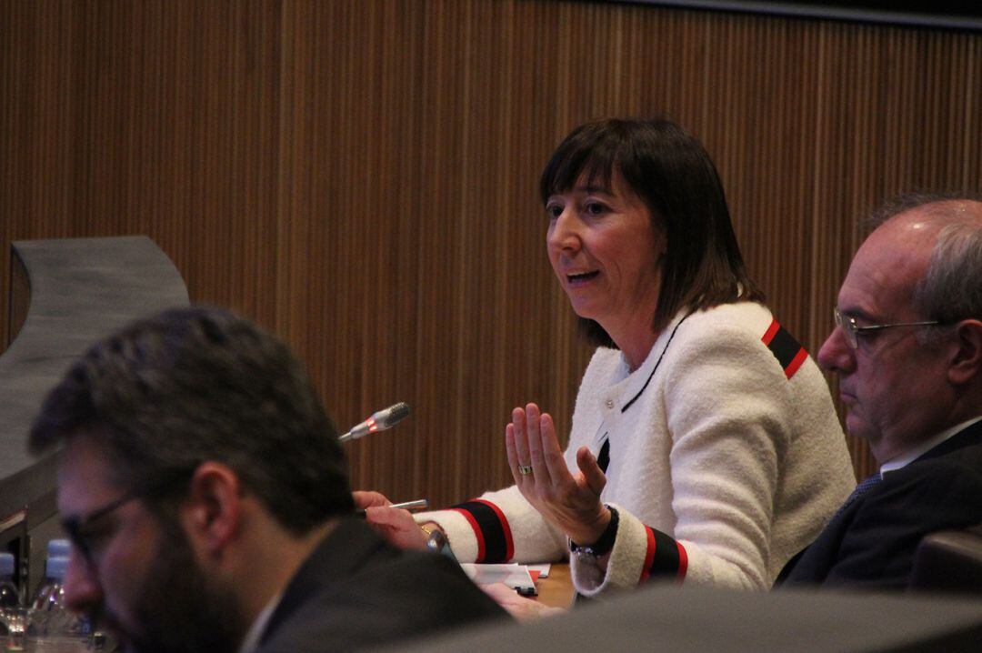 La ministra Eva Descarrega defensant la nova llei de la funció pública a la sessió de Consell General d'aquest dijous.