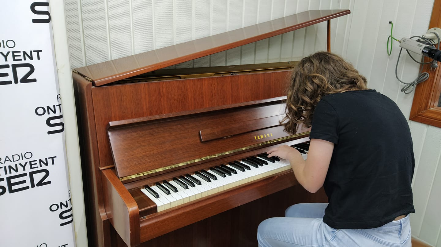 Deva Mira actuant en directe als estudis de Ràdio Ontinyent