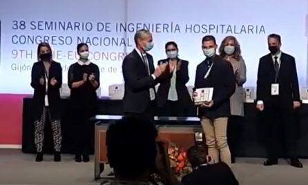 Carmelo de la Higuera, Jefe de Mantenimiento del hospital de los Santos Reyes, recoge el galardón otorgado por el hospital de campaña como reconocimiento a la respuesta en la pandemia