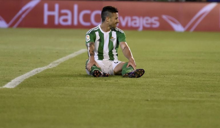 GRA432. SEVILLA.- El delantero del Real Betis, Rubén Castro, durante el encuentro correspondiente a la octava jornada de primera división, que han disputado esta noche frente al Real Madrid en el estadio Benito Villamarín de Sevilla. EFE Raúl Caro.