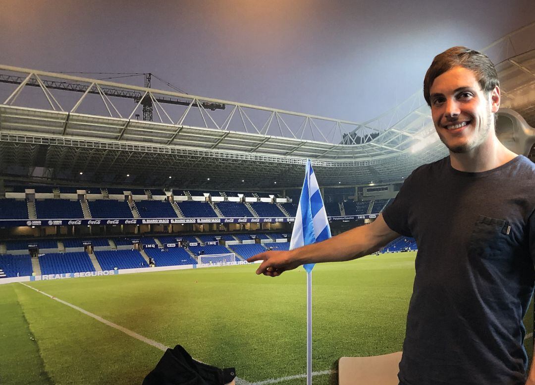 Jon Bautista señala la portería de Anoeta, donde espera marcar muchos goles