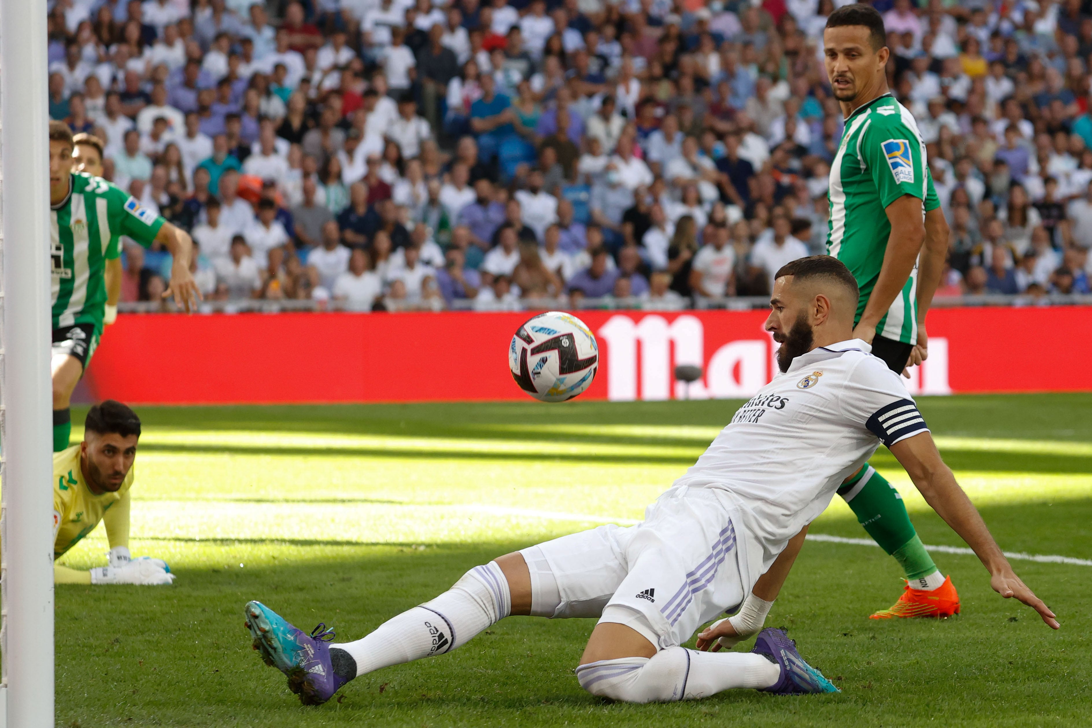 MADRID, 03/09/2022.- El delantero francés del Real Madrid Karim Benzema en acción durante el partido de la cuarta jornada de LaLiga que Real Madrid y Real Betis disputan este sábado en el estadio Santiago Bernabéu, en Madrid. EFE/ Juan Carlos Hidalgo
