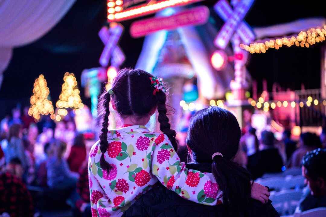 Turistas contemplando el encendido navideño