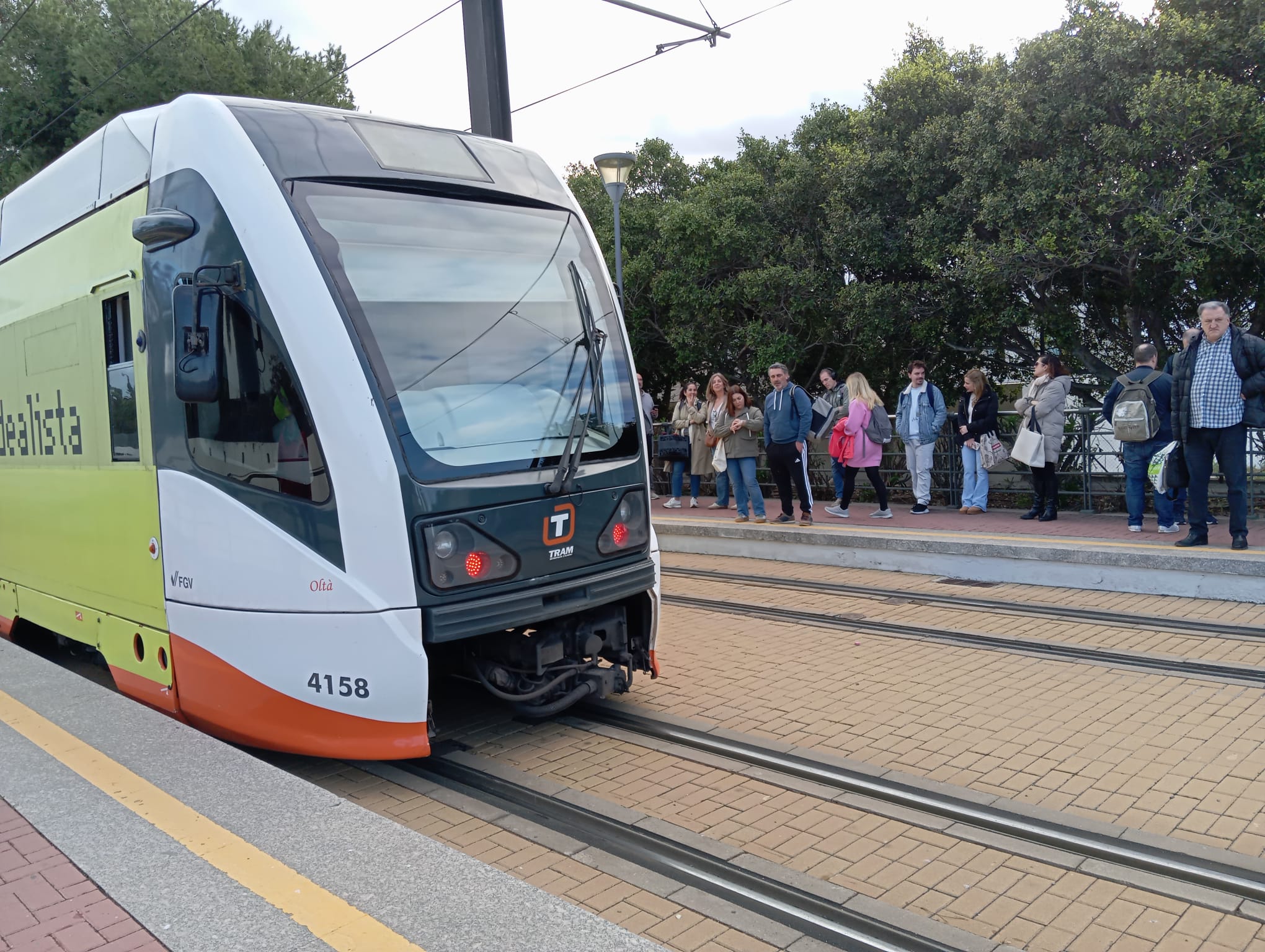 TRAM sin la parte central tras el choque con una bicicleta en el apeadero de Albufereta