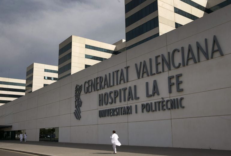 GRA531. VALENCIA, 23/04/2015. El paciente alemán residente en Alicante que había estado en Sierra Leona y que ha obligado a activar de manera preventiva el protocolo de actuación ante una sospecha de virus de Ébola ha llegado ya al hospital La Fe de Valencia y se encuentra &quot;clínicamente estable&quot;. EFE/Kai Försterling