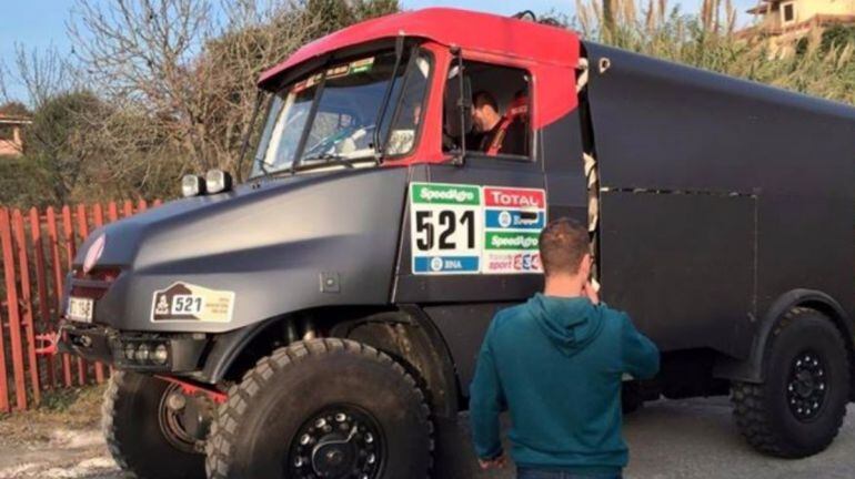 Albert Llovera amb el camió del Dakar 2016.