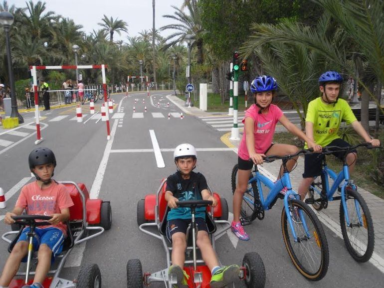 Niños en un Parque Infantil de Tráfico