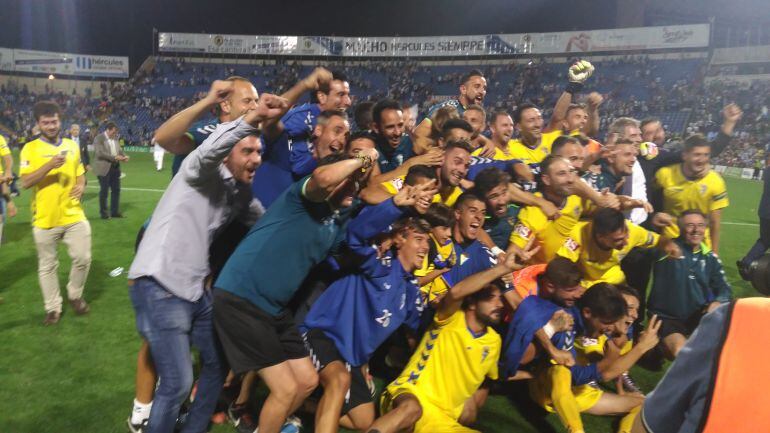 Momento de la celebración del Cádiz en Alicante