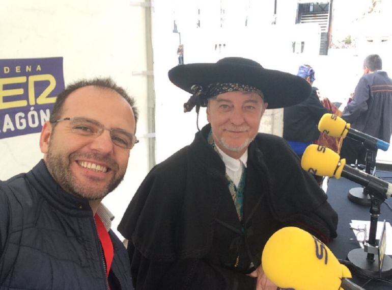 El alcalde de Zaragoza, Pedro Santisteve, con David Marqueta, en los estudios de Radio Zaragoza en la plaza del Pilar