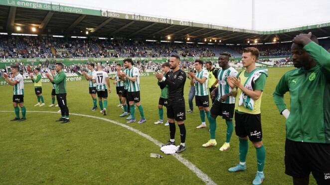 Aplausos de los jugadores a La Gradona tras uno de los partidos como local