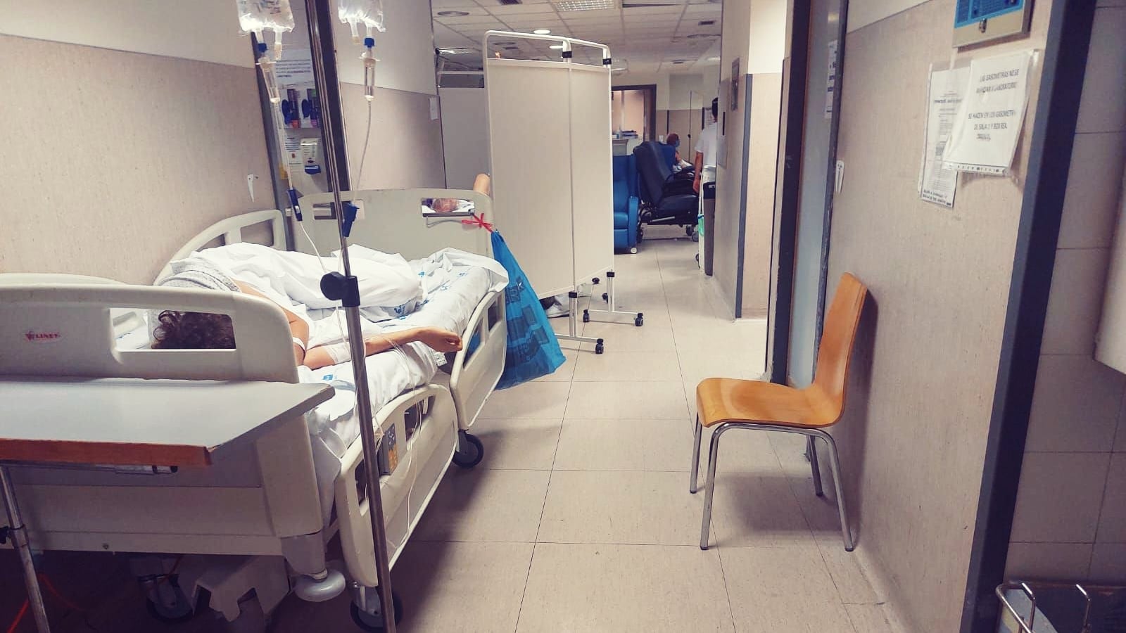 Camas en los pasillos de un hospital colapsado por la epidemia de gripe y covid