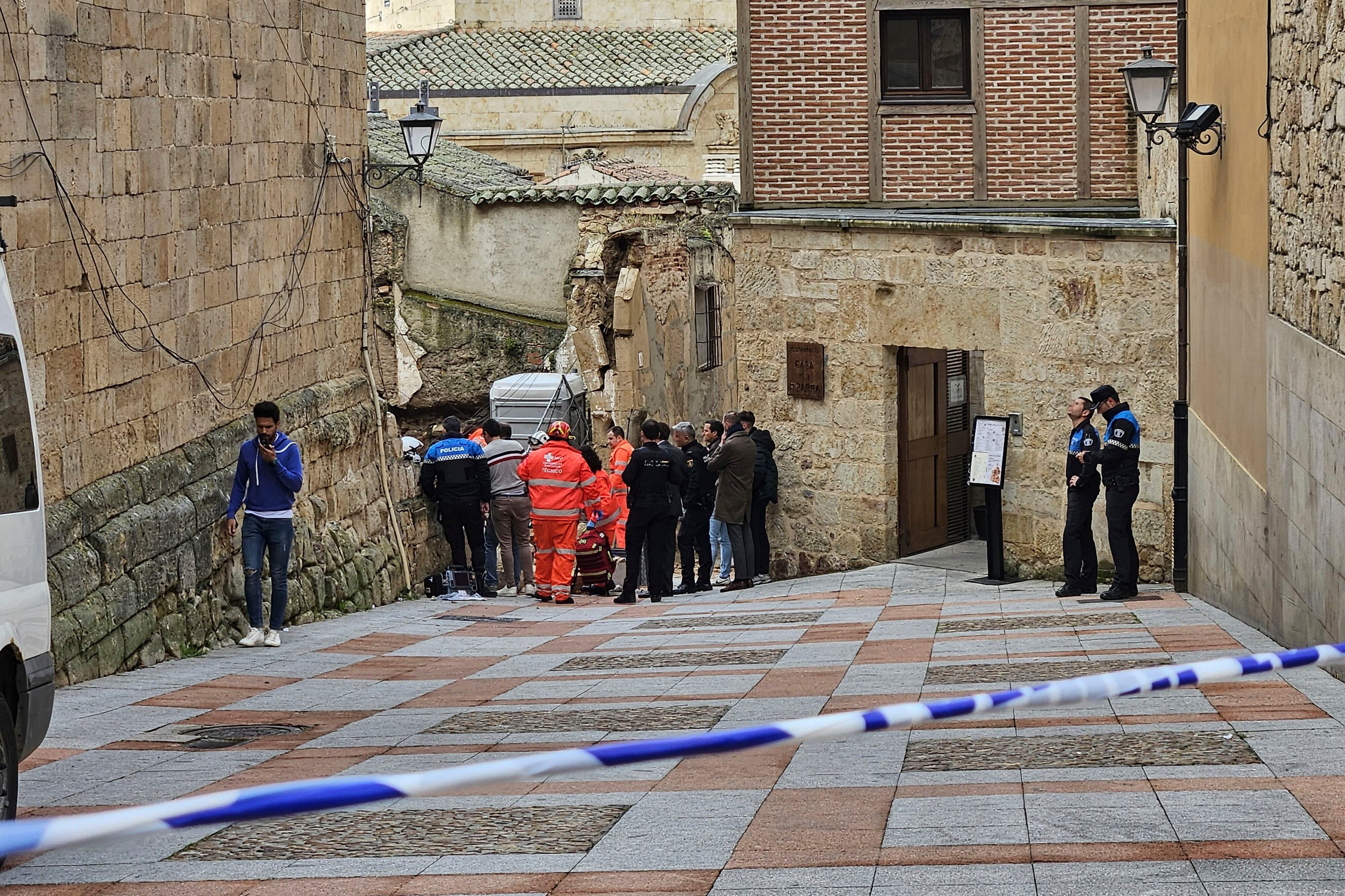 SALAMANCA, 14/05/2025.- Dos trabajadores atrapados por la caída de un muro en la calle Tentenecio de Salamanca. El suceso ha tenido lugar a las 9 de la mañana y se ha alertado a Policía Local, bomberos y Sacyl. EFE/J.M.García