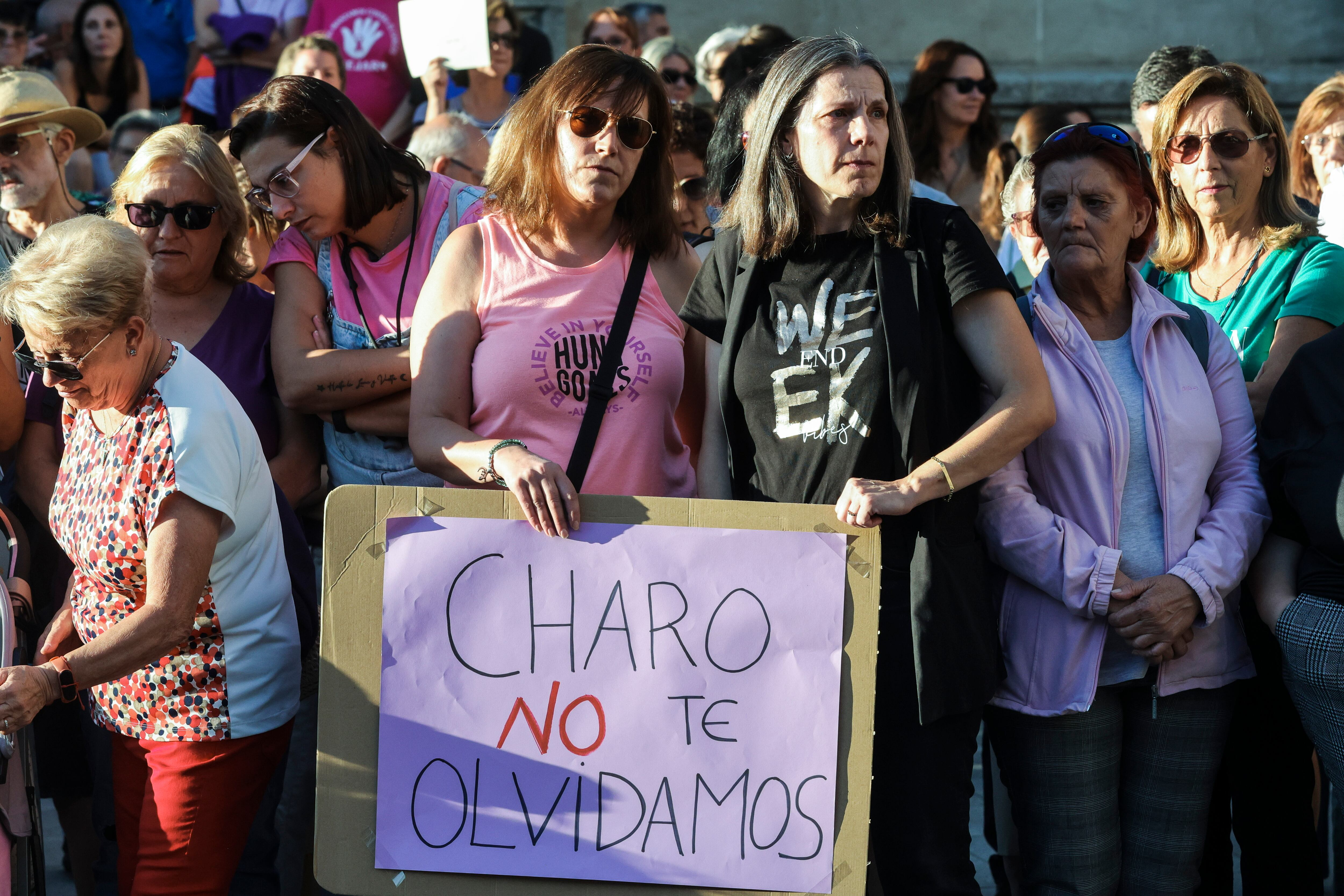 Béjar se ha volcado  con la familia de Rosario Martín Chamorro, asesinada esta madrugada en un crimen machista, en la concentración convocada en la Plaza Mayor por la asociación de mujeres Amdeve.EFE/JMGARCIA