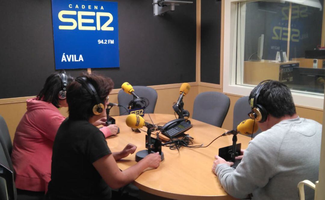 Eduardo y las dos Rosas concentrados ante los micrófonos