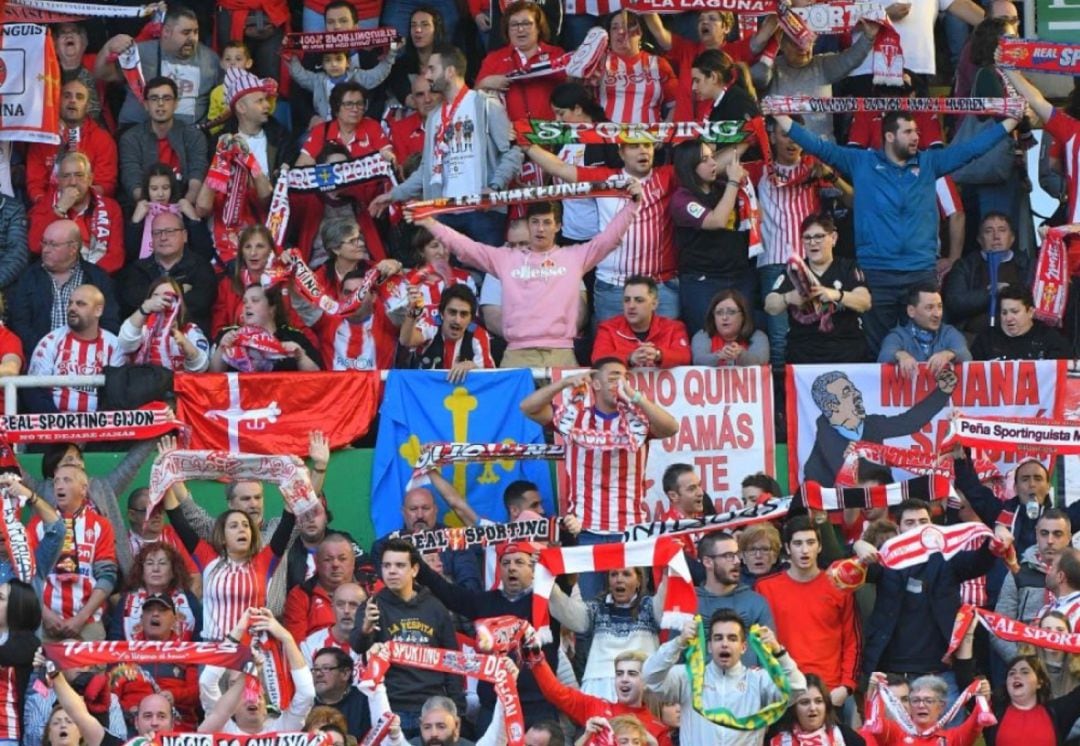 Las gradas de El Sardinero repletas de aficionados rojiblancos.