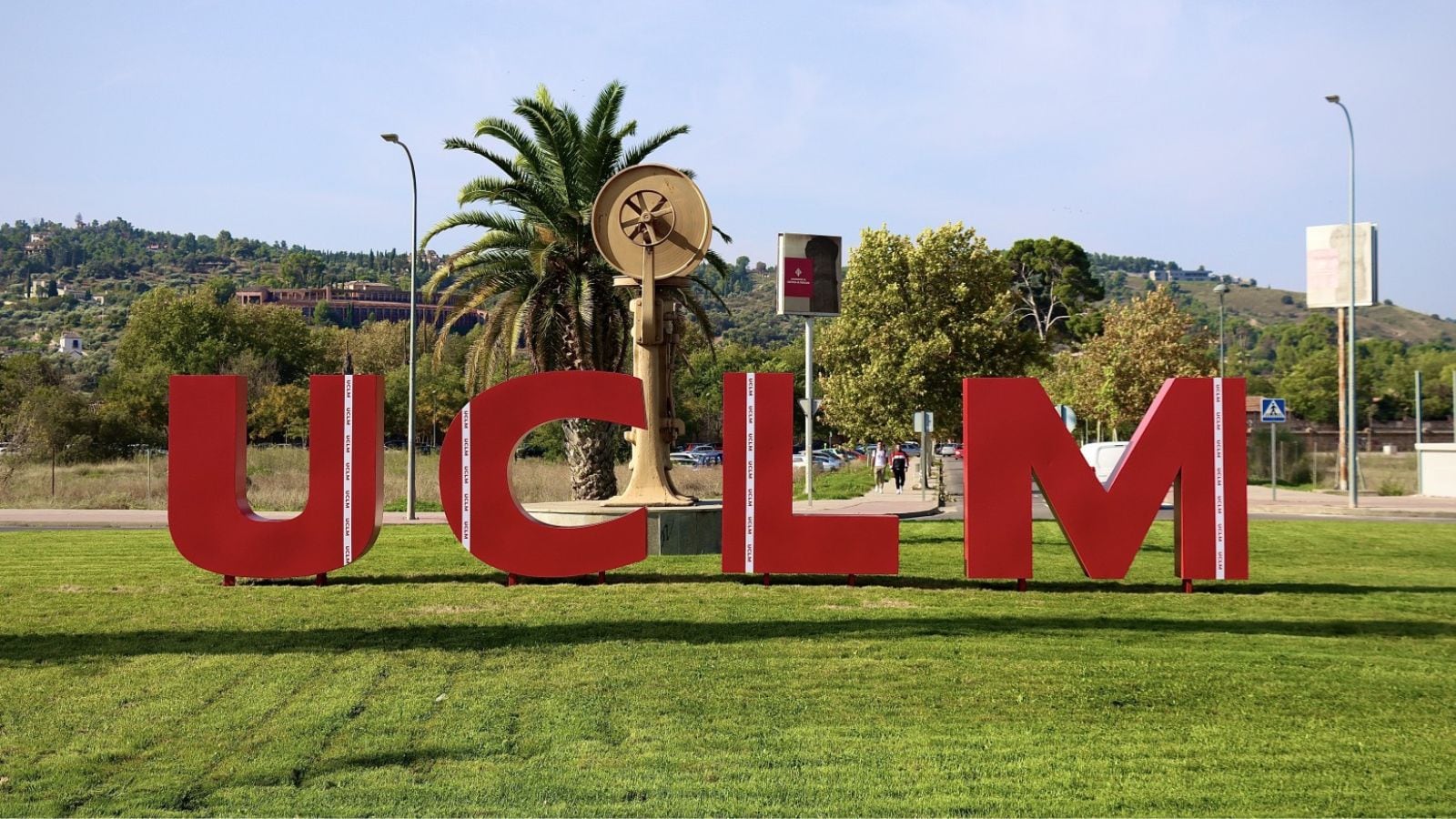 Letras de la UCLM en una de las rotondas de acceso de la Fábrica de Armas de Toledo