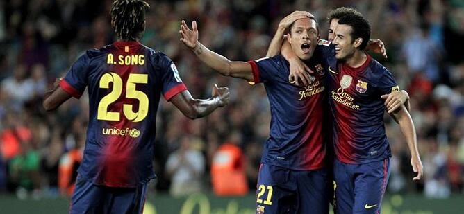 El defensa brasileño del FC Barcelona Adriano Correia celebra su gol con el delantero Pedro Rodríguez y el centrocampista camerunés Alex Song