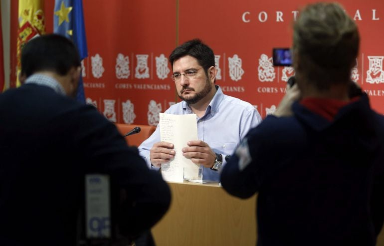 GRA132. VALENCIA, 06/11/2014.- El diputado de Esquerra Unida, Ignacio Blanco, durante la rueda de prensa ofrecida esta mañana en la que ha denunciado que los directores generales de Radiotelevisión Valenciana entre los años 2000 y 2013 autorizaron más de 3.500 facturas de gastos sin consignación presupuestaria, por un importe global de más de 360 millones de euros. EFE/Kai Försterling