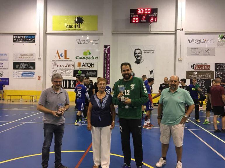 Fran Tirado, capitán del Bm. Elda - C.E.E., con el trofeo que le entregó la viuda de Rafael Tapia