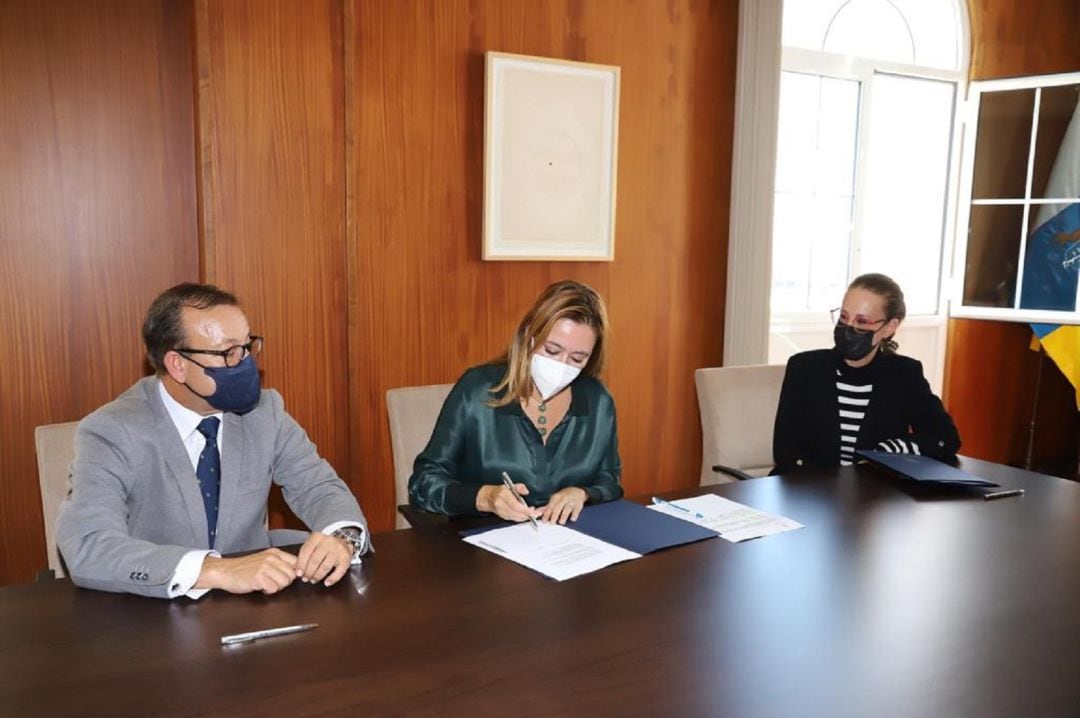 La presidenta del Cabildo de Lanzarote, María Dolores Corujo, firmando la operación crediticia.