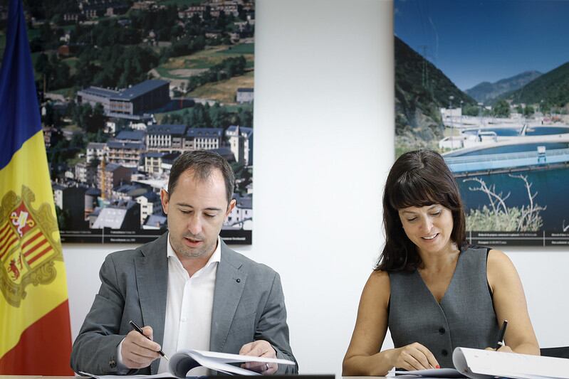 El director d’Energia i Transports, Carles Miquel, i la gerenta de l’AR+I, Marta Domènech, durant la signatura del conveni