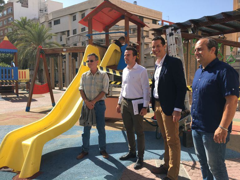 Técnico, concejal, alcalde y responsable de la empresa en la Plaza del Zapatero