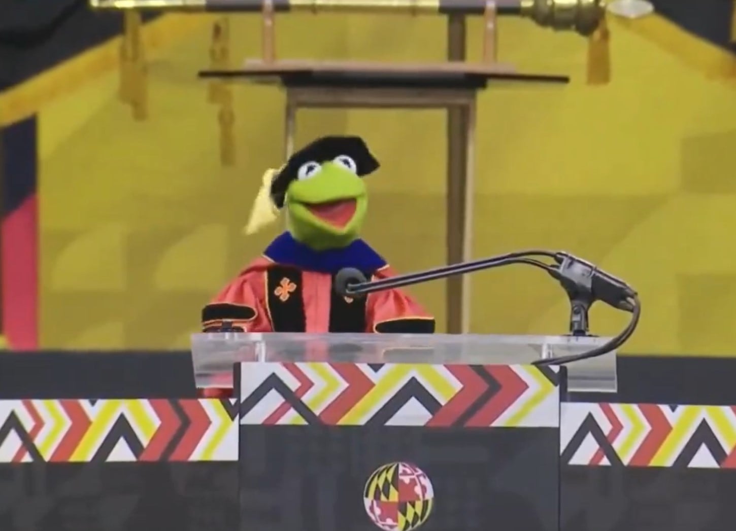 La rana Gustavo da el discurso de graduación en la Universidad de Maryland.