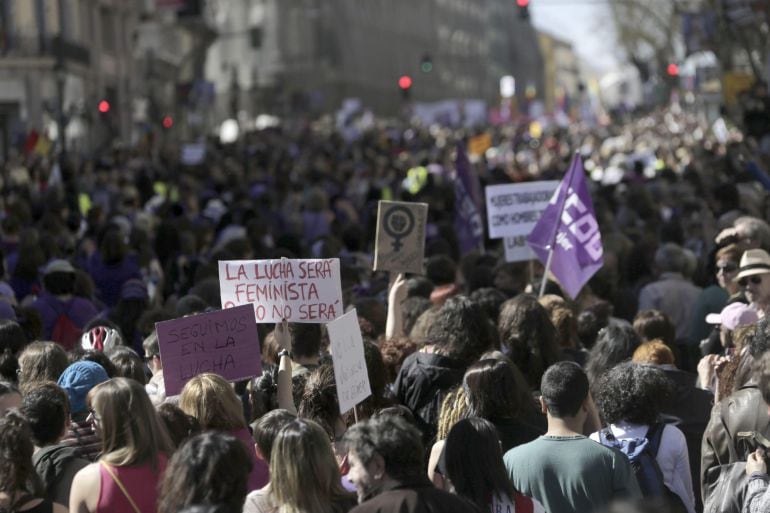 Vista de la manifestación en la que miles de personas han tomado  el corazón de la capital española en el Día Internacional de la Mujer 